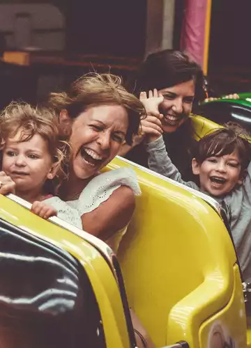 Une famille avec enfants dans un manège